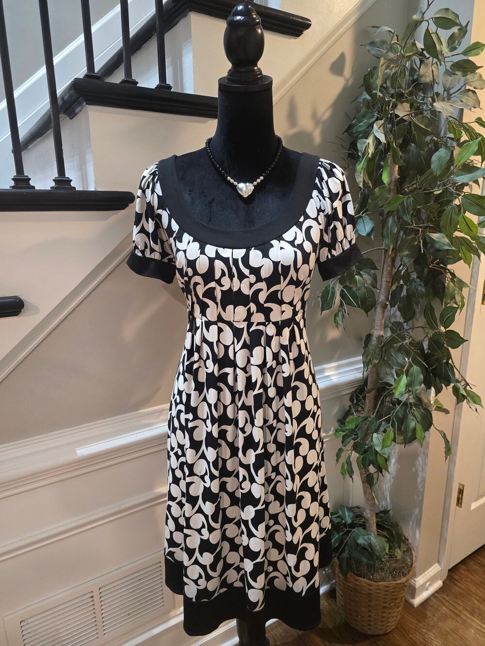 Dressbarn Empire Waist Dress Women's SZ 12 Black/White Pleated Bust Short Sleeve